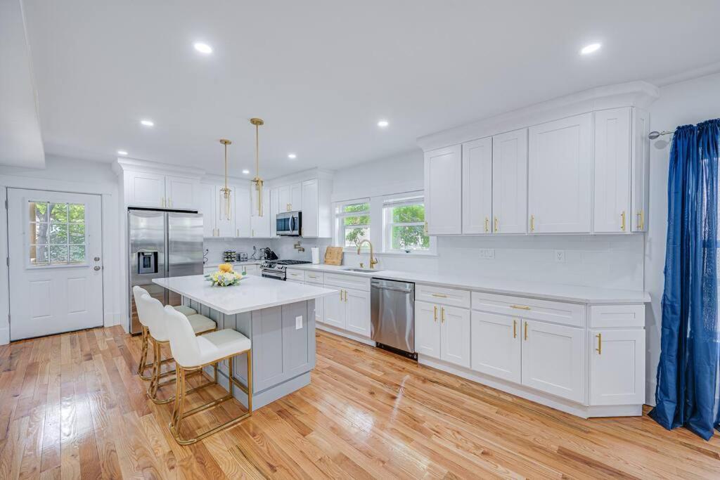 Апартаменты Modern Red Door Haven +5Mins To Boston Milton Экстерьер фото