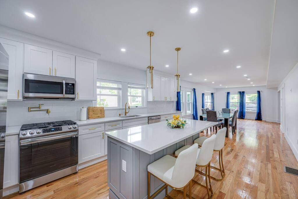 Апартаменты Modern Red Door Haven +5Mins To Boston Milton Экстерьер фото