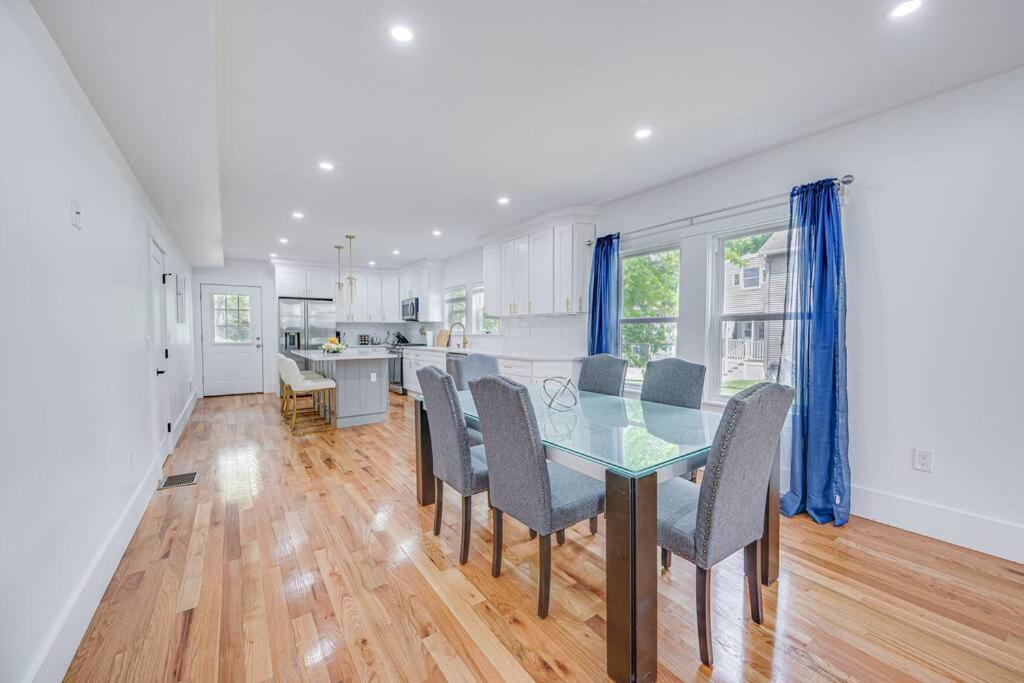 Апартаменты Modern Red Door Haven +5Mins To Boston Milton Экстерьер фото